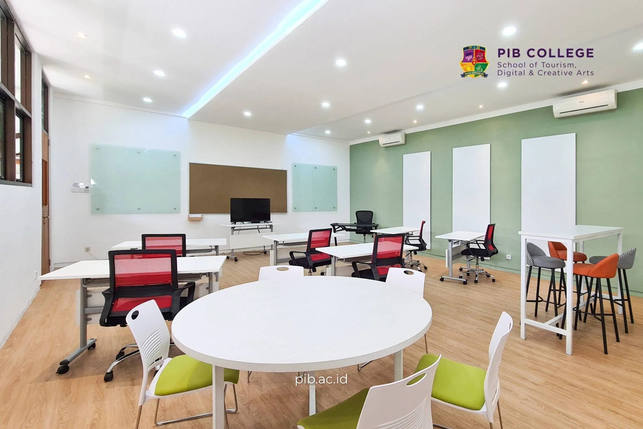 The Digital Business classroom (Ruang Business Digital) at PIB College